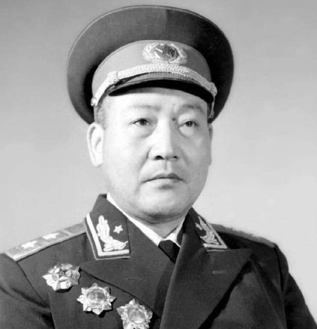 班长孤身一人扛着机枪,跑十几公里追敌人,遇敌1个营喊:都别跑_李耀