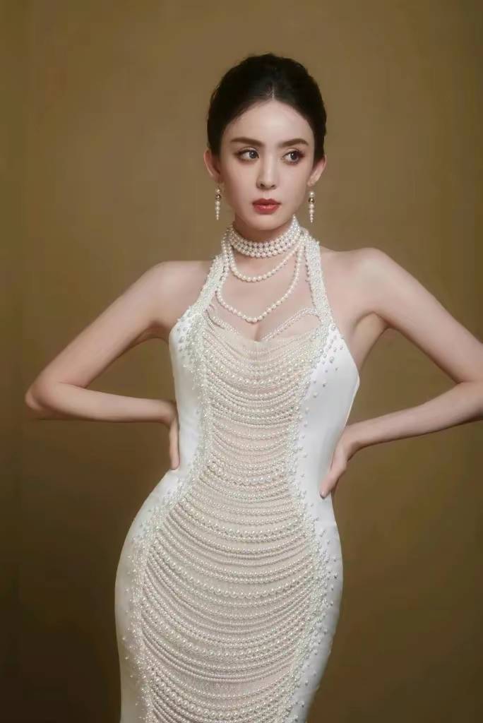 古力娜扎穿黑银色连衣裙,挂脖造型摩登迷人,闪耀夺目的美貌.