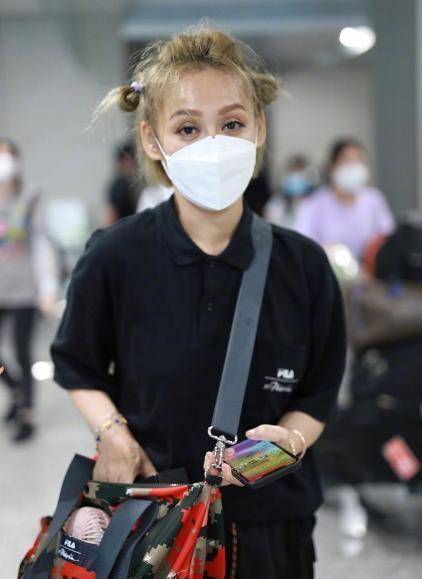 宁静48岁还很潮,染了金发装嫩,还扎两个小啾啾!_显得_因为_款式