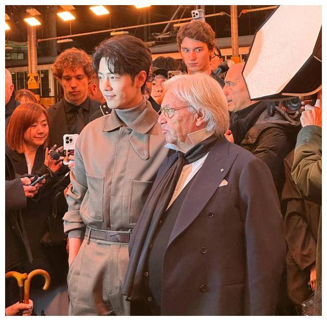 肖战泰国爆棚人气!mai晒合影,妈妈经纪人全是粉丝!_女明星_母亲_合作