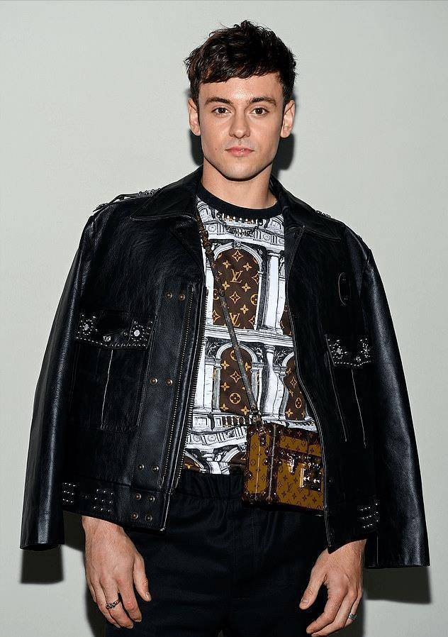 穿高跟鞋太个性,黑皮衣超酷_daly_时尚_奥运会