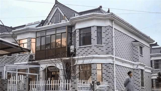 他8年成了22个孩子的爸爸,被开除佛籍赶出寺庙,却