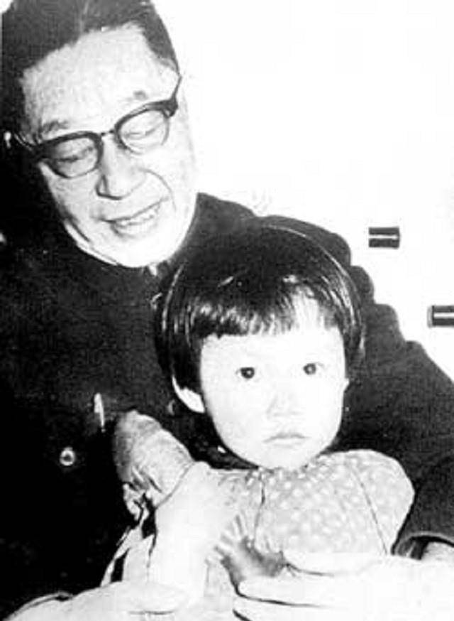 父亲老舍自尽,他在公园陪遗体坐了一天,此后一生夹着尾巴做人_舒乙