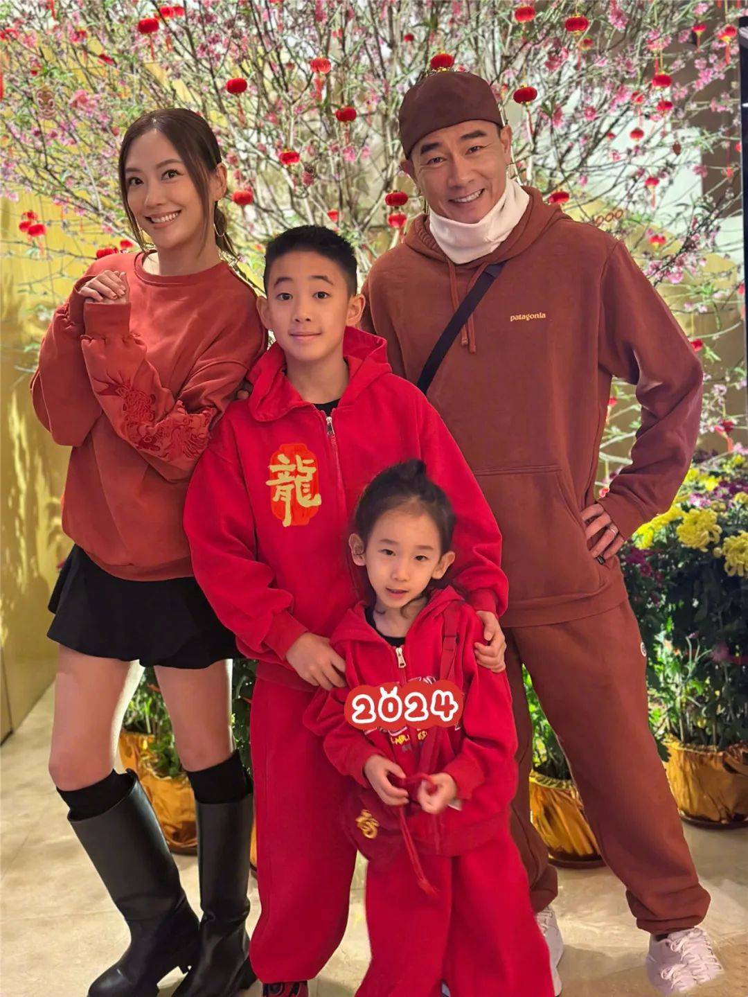 应采儿带儿子坐过山车,hoho高马尾发型很帅气,和父亲陈小春共用一张脸