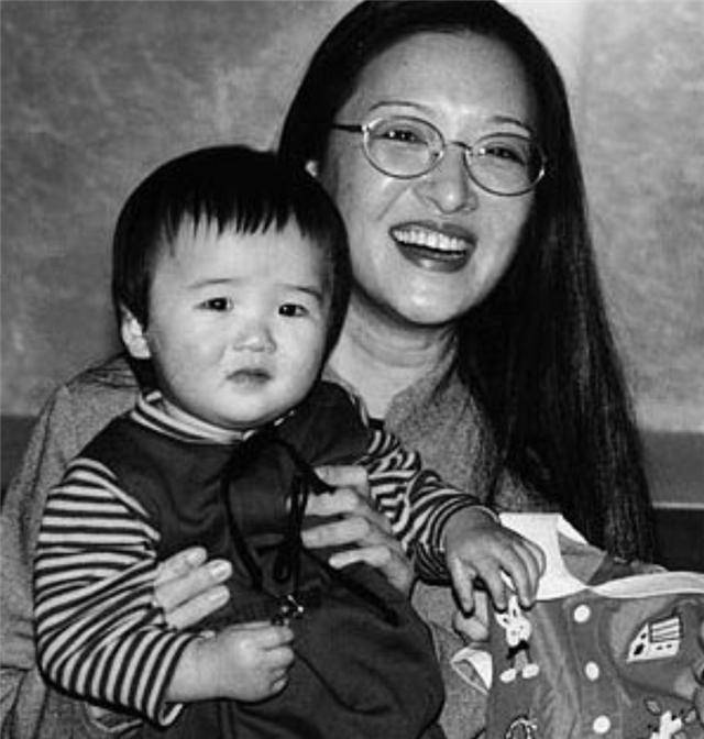 原创胡因梦和李敖离婚后从影星蜕变成作家42岁生私生女却终未再婚