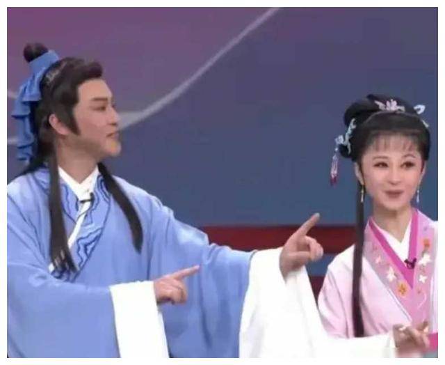沙溢妆容惊艳，何炅送撒贝宁特产，琵琶行小品乐开怀。-沙溢表演的小品