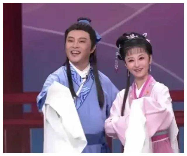 沙溢妆容惊艳，何炅送撒贝宁特产，琵琶行小品乐开怀。-沙溢表演的小品