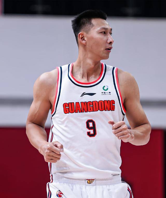 他以山东队的培养和个人条件快速成长,夺得mvp与得分王,并具持球锋线