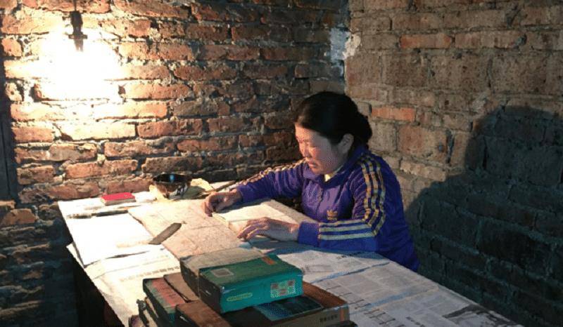 湖南50岁大妈苦练书法数十年,拜曹隽平为师,后一幅