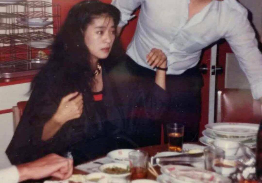 原创安以轩晒小时候与66对比照感慨做妈妈后的不容易一家三口犹如复制