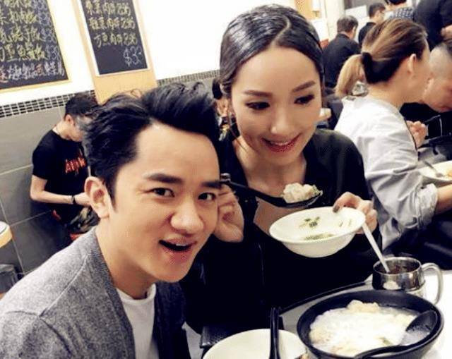 李亚男挺孕肚现身上海街头,王祖蓝一旁推女儿小车,被误当保姆_网友