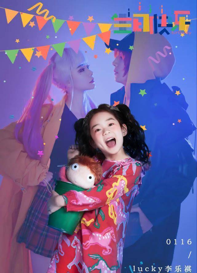 原创戚薇6岁女儿镜头感十足拍摄生日写真比小模特有范和妈妈太相似