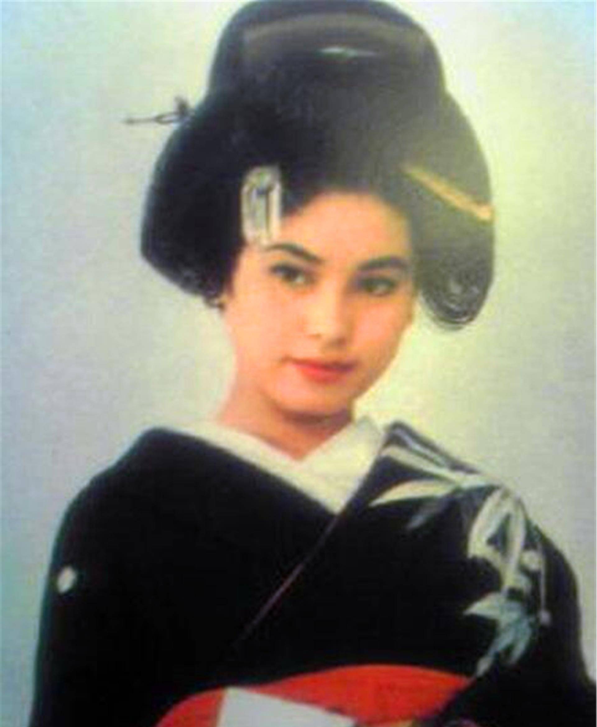 虽然家庭条件艰苦,但是七保子却拥有着惊为天人的美貌,黛眉樱唇,肤色