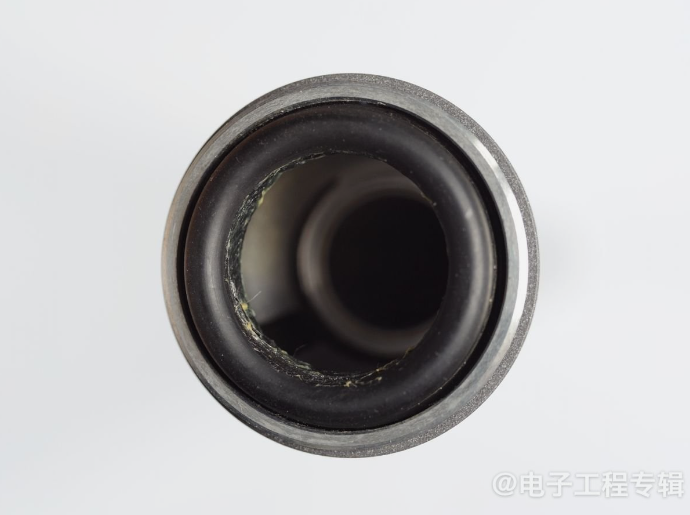 动圈传感器嵌入在黄铜主体中,并带有额外的防喷罩.