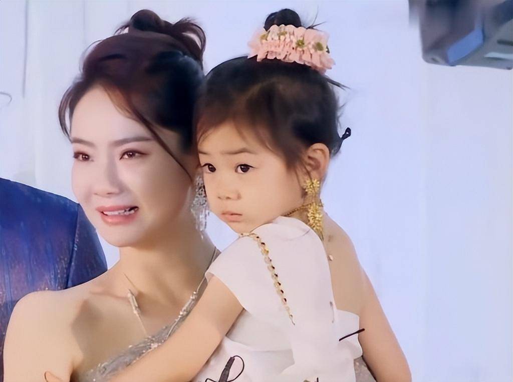 比如英达的儿子巴图,戚薇的女儿李乐祺.他们都是大明星们的缩小版