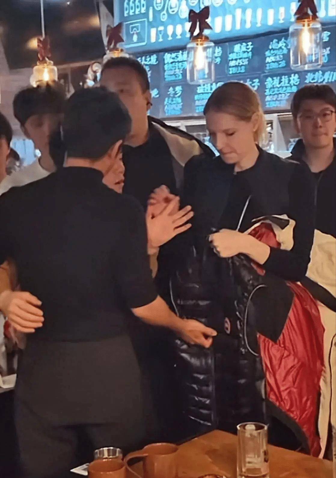 撒贝宁带孩子和尼格买提一起滑雪,大家的注意力都在2位女保姆上_网友