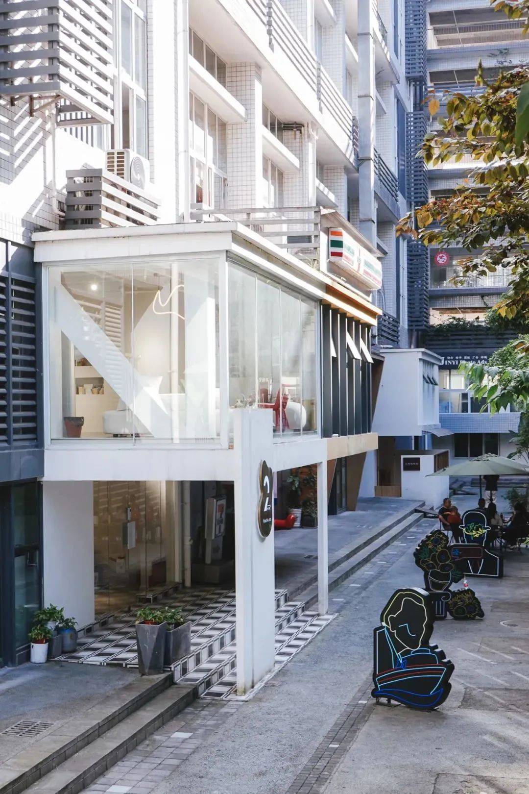 颠覆了人们对印象中的烟火重庆的形象,散发着一种令人向往的自由与