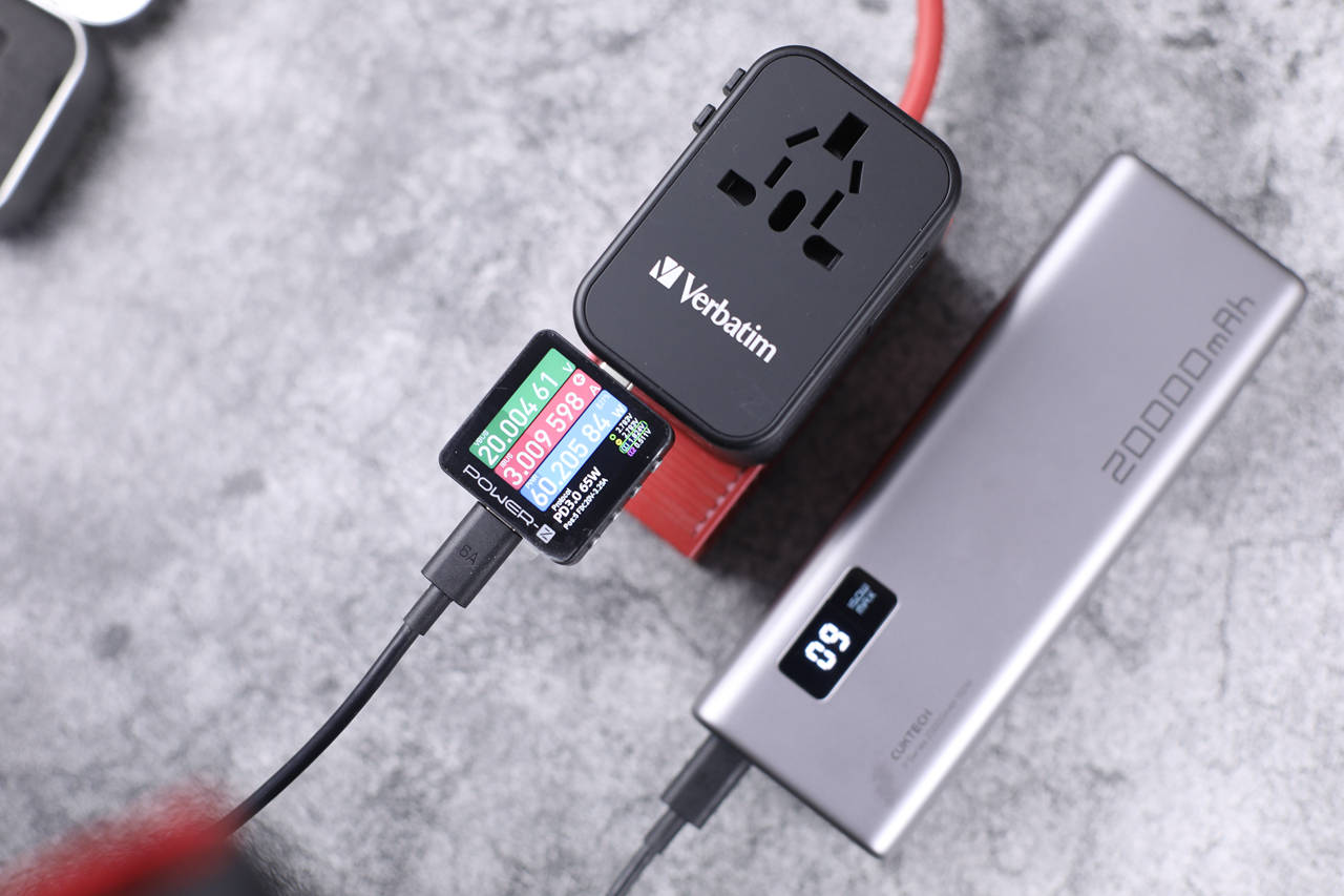 出国旅游充电不方便，那是你还没用威宝100国通用旅行转插头