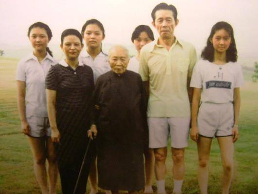 杨娇:丈夫当上台湾首富,50岁的她却带3千元赴美打工,分居至死_王永庆