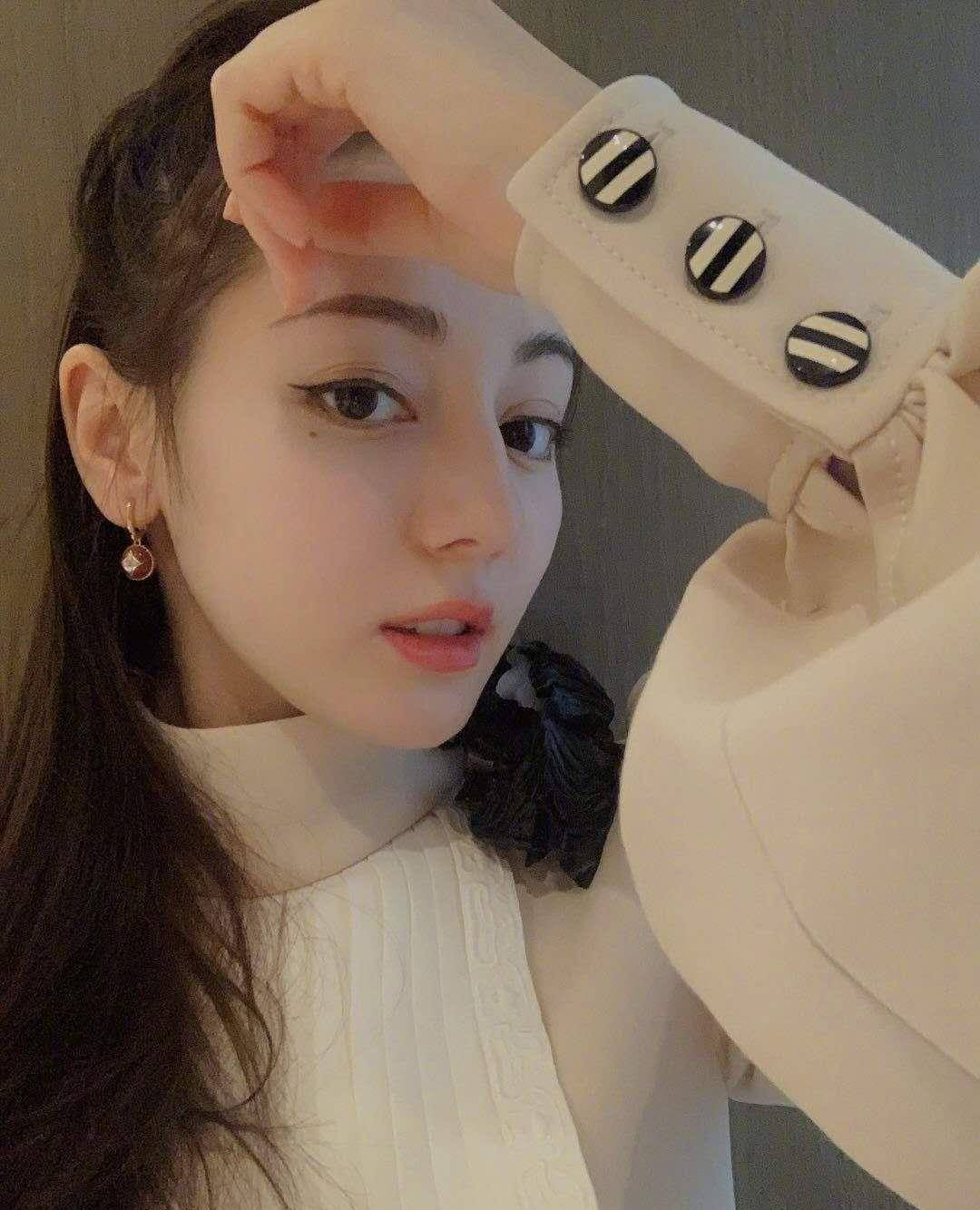 迪丽热巴终于营业了,晒自拍开宝宝滤镜,脸颊肉嘟嘟被赞可爱_电视剧