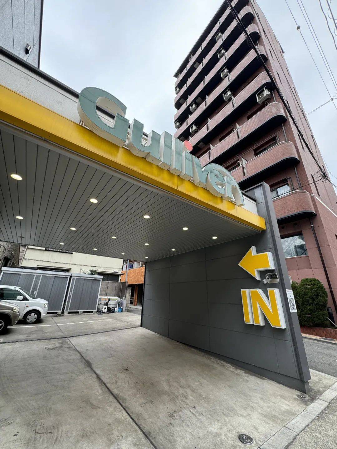 优信拍考察团在参访株式会社idom期间,亲临二手车交易现场的gulliver