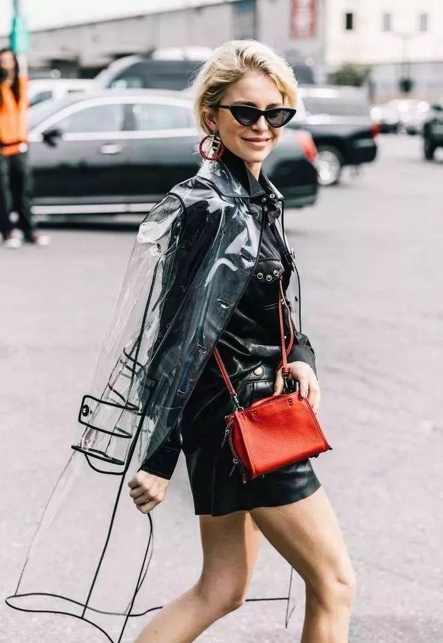 今年流行的"pvc塑料衣",时髦有个性_黑色_时尚_魅力