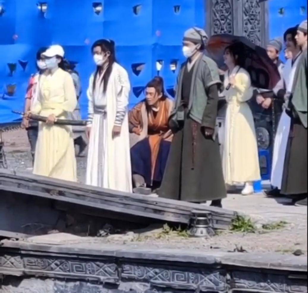 王一博赵丽颖看替身对戏,河里的垃圾抢镜了_网友_时候_服装