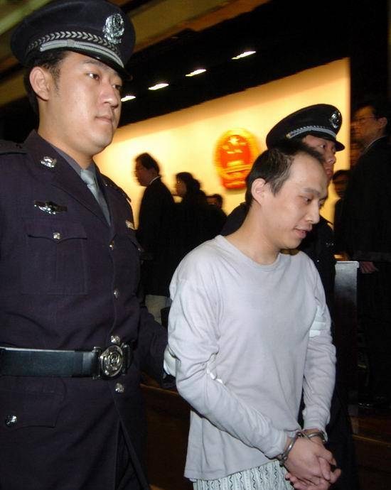 原创王立华假冒警察绑架明星因车牌被抓获枪决遗愿给监狱送锦旗