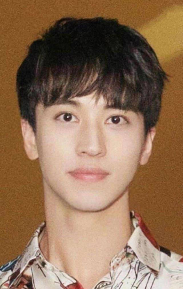 男星割双眼皮是分水岭:成龙周星驰提气质,刘恺威陈学冬变帅哥_眼睛_胡