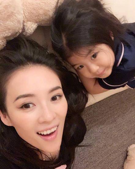 穿黑色骑装帅气不输章子怡,真是赢在起跑线_星星_女儿_汪峰