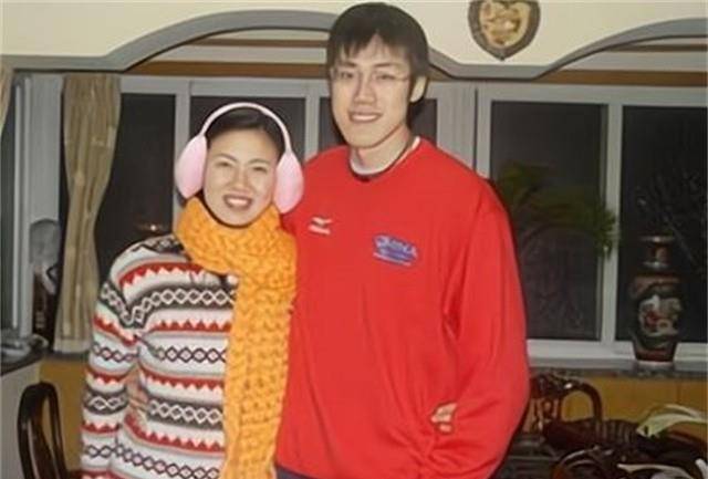 此情此景,任职上海男排主教练的沈富麟放弃了争夺每分的想法,决定借