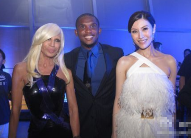 53岁李嘉欣也是梅西粉,球场开心晒自拍,系4350元腰带娇俏似少女