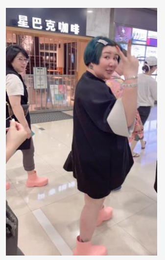 郭德纲女子近照被抓拍,瘦身后颜值回春,穿时尚染头发打扮似辣妹_王慧