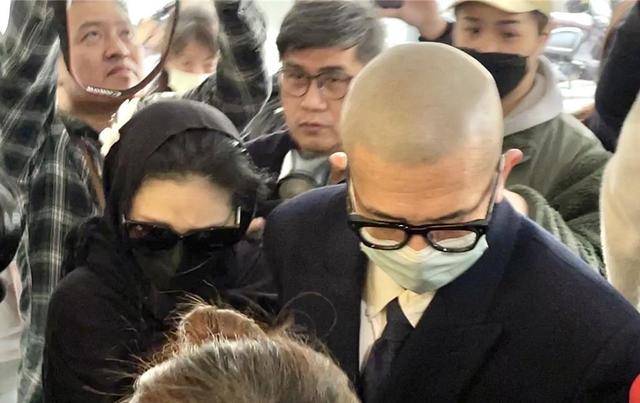 原创大s戴围巾疑为遮白发一向爱美却不染发网友质疑哺乳期不能染发