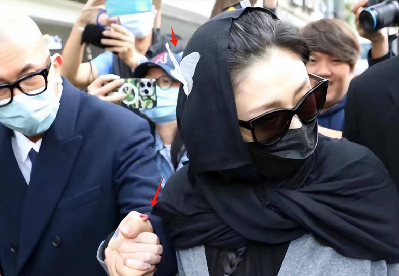 原创透视装胸贴红美甲参加葬礼的大s撕开了娱圈审美的遮羞布