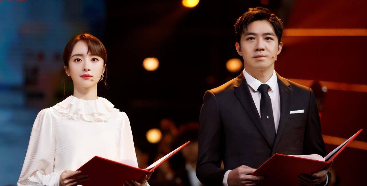 所有要参与拍摄的演员都已经化好妆换好了服装,工作人员也已经就位,机