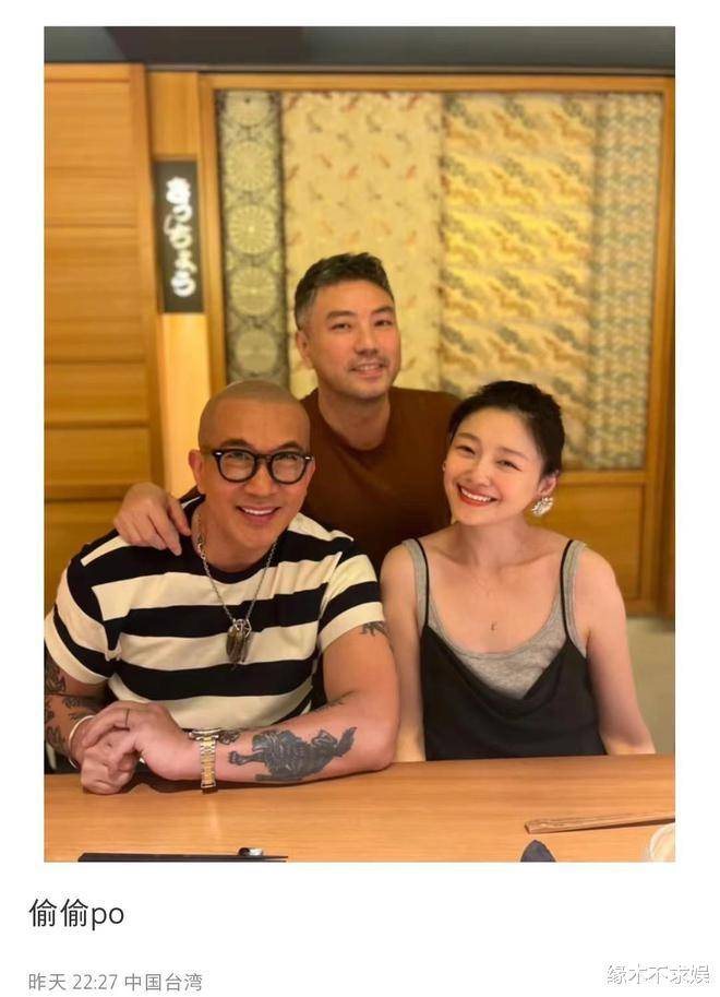 那时的48岁大s看起来瘦了些,还纹了一处新纹身,笑容灿烂,看上去活泼