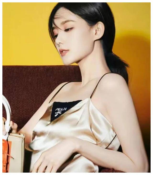 李一桐穿金色开叉吊带长裙,身材饱满性感妩媚,引发热议.