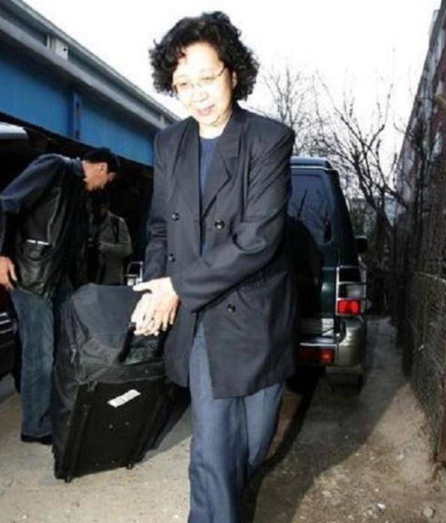 篮球名将王治郅与患难前妻离婚再娶美女主播愧对离世母亲