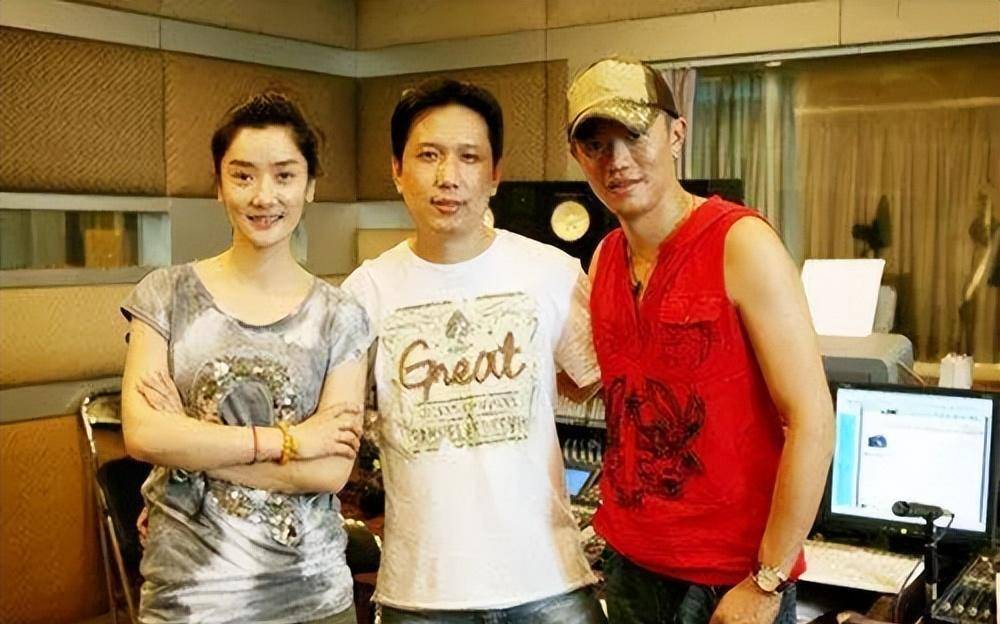 除夕夜曾毅带玲花回家吃年夜饭,曾毅的父亲问:你们在一起多久了