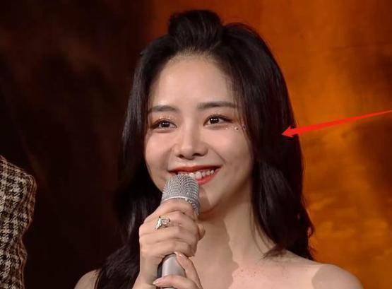 可爱,脸上也是满满的胶原蛋白,只是妆容原本在眼角设计了一个花瓣水钻