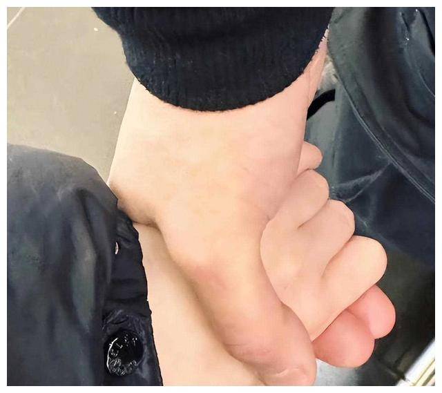 徐冬冬与尹子维牵手甜蜜互动,眼神传递浓浓爱意,笑容动人.