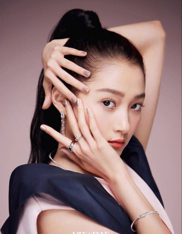 原创关晓彤秀封面大片高马尾蓝耳朵酷飒十足侯明昊这还是你的郡主吗