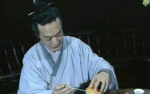 "后来,陈大人考察本地的县学,将所有的儒生召集在一起考校,发现有两个