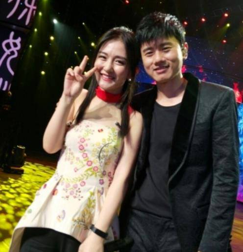 原创赵丽颖与冯绍峰分手后首秀和张杰演校园情侣谢娜的徒弟助阵