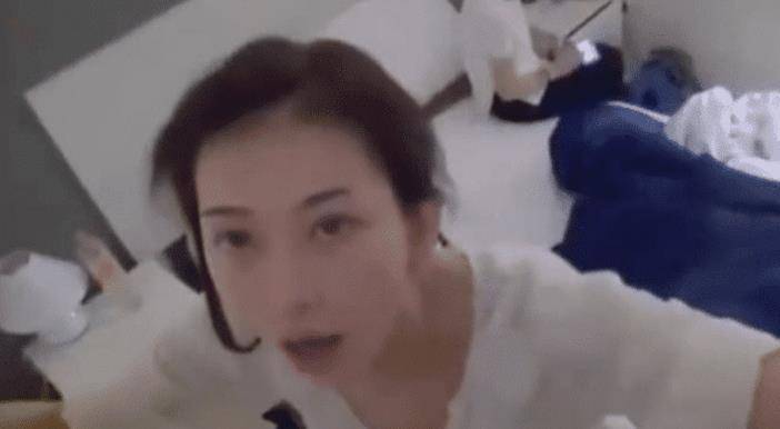 林志玲节目中忘记有摄像头,直接换起了睡衣,工作人员的反应亮了_姐姐