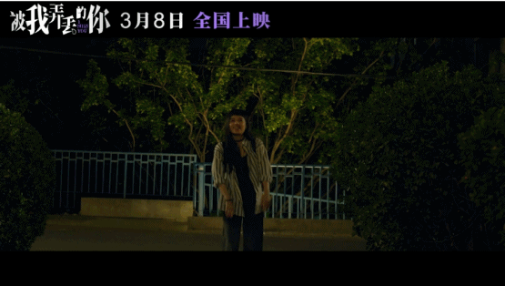 家门前的小飞,两人亲昵地拥抱,为对方打气,一起憧