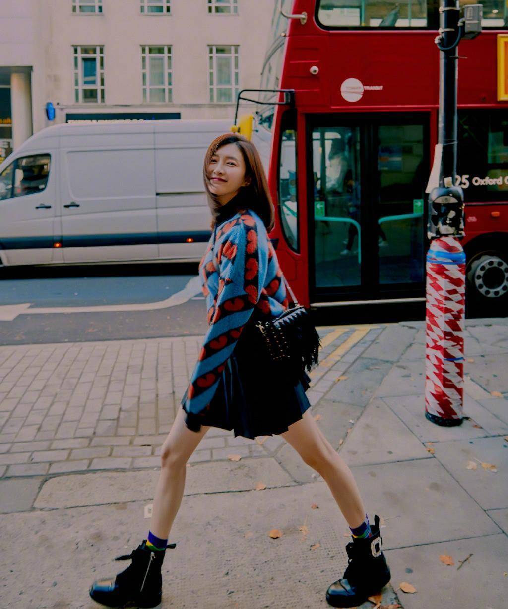 33岁江疏影街拍够新潮,把长筒靴当裤子穿,玩出"下衣失踪"真飒_西装