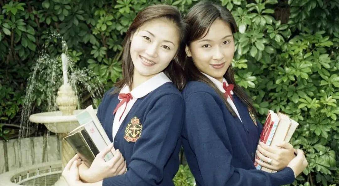 电视剧播出之后,超前的结构,很受欢迎;而万绮雯穿短裙,拿着伏魔棒讲