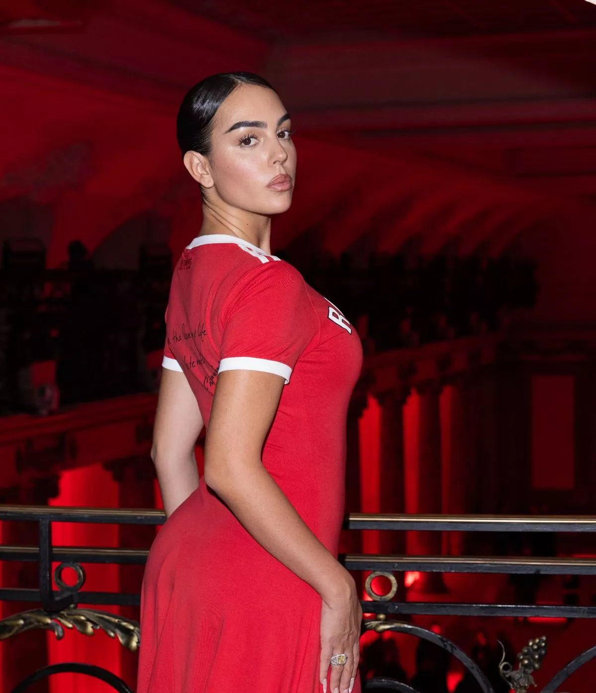 原创乔治娜亮相巴黎时装周反穿球衣向c罗足球生涯致敬